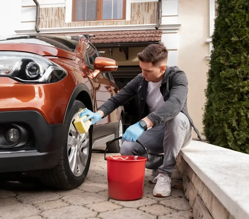 Lavage auto à domicile Saint-Hilaire-Bonneval : professionnel intervenant sur un véhicule